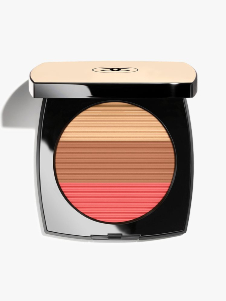 Chanel Les Beiges Healthy Glow Sun-Kissed Powder: A black and beige compact filled with a tri-toned makeup powder on a light gray background
